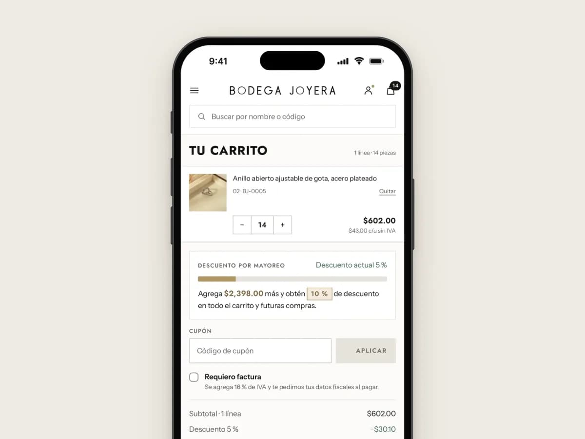 Carrito de la tienda con una pieza, el avance del descuento de mayoreo y el descuento aplicado